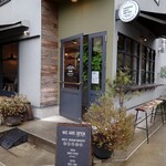 ユニバーサル ベイクスアンドカフェ - 店舗外観。良く見れば “100% VEGAN BAKERY” の文字と使用していない食材の絵が記載されていた。