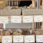 PRALINE RENARD - 店内奥の焼き菓子が並ぶ棚