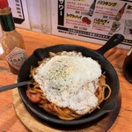 国民酒場 じぃえんとるまん - 目玉焼き乗せ焼きナポリタン