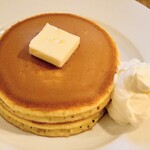 ホットケーキ つるばみ舎 - パンケーキにバターを乗せ、トッピングの生クリーム(一部)を添えて。