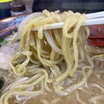 ラーメンガキ大将 - モチモチ麺が濃厚スープを持ち上げます