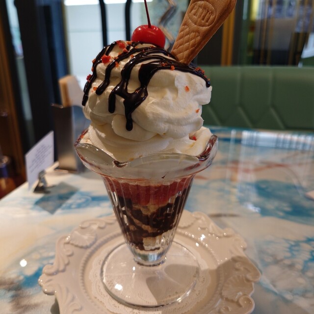 レトロな雰囲気のパフェ専門店。』by ブルーブルー34