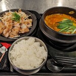 韓豚屋 有楽町店 - 壺漬け豚バラ焼きとハーフスンドゥブチゲのセット