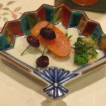 新ばし 星野 - 敢えて固く煮た黒豆にカラスミ、菜の花です。