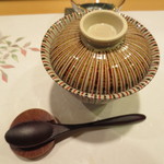 新ばし 星野 - 熱々の器で出てきたのは。