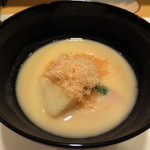 新ばし 星野 - 白みそ仕立てのお雑煮です。海老芋などが入っています。