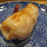 新ばし 星野 - 皮を剥いだ片身を丸めて焼いています。ふっくらとしていました。