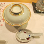 新ばし 星野 - 白を基調とした器で出てきたのは・・・