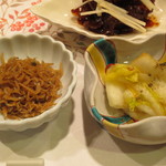 新ばし 星野 - ジャコと白菜のお漬物。漬物の上には黒山椒が。