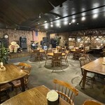 OLIVE - 店内はかなり広いです。