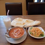 Hariom - バターチキンカレー、ナン、サラダ、ラッシー