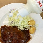 東京大学 中央食堂 - キャベツにドレッシングを掛け