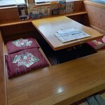 沖縄料理 美ら結 - 掘炬燵のテーブル席