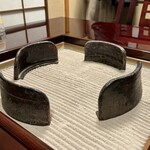 うかい鳥山 - 焼物の炭が入るゾーン。枯山水みたくきれいにセッティングされていました。
      2024年2月22日