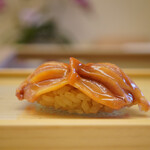 鮨おばな - ◇赤貝（閖上）
      シャリの温度と酸味で引き出される抜群の香り！ 大きさと厚みからザクザクとミネラルを広げて、ほんのりと奥に感じる昆布の味わい。 フォルムを裏切らない極上の赤貝！