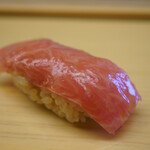 鮨おばな - 舌に乗せるだけでミルキーに溶け出し、これまでのトロよりも控えめな香りに反した強い油分で旨味を膨らませる！