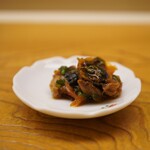 鮨おばな - ◆赤貝の肝（閖上）
      わさび醤油和えとし、ギュッと滲む葱の青みと身の旨味、さらに仄かなエグみが合わされば確固たるお酒の肴に。