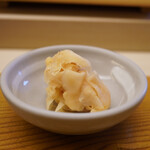 鮨おばな - ◆ガリ
      乾いたザクザクとした食感を噛み締めると酸味に乗せて生姜の旨味までもが引き出され、お手本のようなジャストな美味しさに満ちるガリ。
