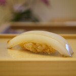 鮨おばな - ◇スミイカ（出水）
      この分厚さでもサクサクと歯切れが良く、シャリと同化すれば醤油と交わる身の美味しさがしっかりと浮き彫りに！