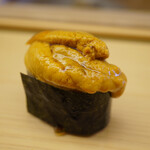 鮨おばな - 瞬時に液化して口中を潤沢に潤すミネラルで浸し、そのクリアで奥深いコクが堪らない美味しさ！ ここまで素晴らしい雲丹にはそうお目にかかれないほどの逸品。