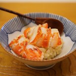 鮨おばな - ◇海老丼
      一年注ぎ足しの海老のエキスかけて。
      プリッとした海老に冷たい出汁の旨味がシャリの酸味で引き立つと、海老の風味で心地よい一体感をつくる。