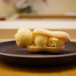 鮨おばな - ☆アイス最中
      冷たさに貴醸酒の香りをプラスして、凛とした香りと共にキリッと響かせる甘味。