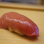 鮨おばな - 背びれに比べると気品を感じさせるシルキーな甘み。シャリはあくまでも引き立て役に徹し、穏やかな一体感がより上品な面持ちを伝える。