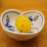 鮨おばな - ◆館林産トマト：イエローミミ
      みずみずしさにほのかに生姜の香りを乗せて。