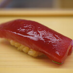 鮨おばな - 前日に獲れたばかりの個体。水分量が多く柔らかい身質を厚めに切り付けることで、口で放たれる鉄の美味さを最大限に表現！