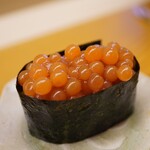 鮨おばな - 圧なくとも一瞬で溶け出し、旨味とコクに少しの塩気がシャリを染める！海苔の磯感もしっかりおいしさに相乗させる合わせ技。美味い！