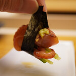 鮨おばな - 閖上の赤貝の紐にコリコリと一体感をつくる館林の胡瓜。咀嚼するほどにみずみずしく海苔と胡麻の香りが彩る。