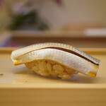 鮨おばな - ◇小鰭
      程よい酸味と身の旨みのバランスに優れ、そして赤酢のシャリが共鳴するように凛とした美味しさを演出。