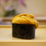 鮨おばな - ◇キタムラサキウニ（橘水産）
      スプーンで躊躇いなく大胆に乗せられると魅惑すぎるフォルムの完成！