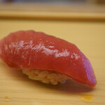 鮨おばな - 段を帯びたようなフォルムで、口内に存在できないほどにトロけていくとダイナミックに溢れる甘み！シャリと混ざる事よって香りをグングンと引き出し、そのまま絶えることのない極上の余韻で唸らせる！