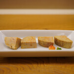 鮨おばな - ◆あん肝ポン酢漬け
      ポン酢に漬けてながら酸味は強くなく、クリーミーに纏わりつく旨味もどこかさっぱりとしたポン酢の香りを乗せて。