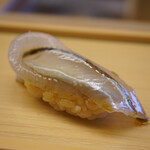 鮨おばな - 長い一本の身をターンさせたフォルム。 口に馴染むと咀嚼要らずに不思議と溶けだし、味と香りをしっかりと広げていく。