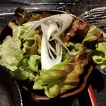 焼肉酒場 我寿 - 定食のサラダ