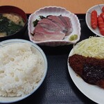 Kaisen Shokudou Okudosan - ハマチの刺身、味噌カツ、赤ウインナー、ご飯中、わかめたっぷり味噌汁(*´ω｀*)