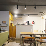 cafe OGU1 - 店内のテーブル席の風景です