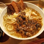 ヴォルケイニア・レストラン - 豚バラ肉の唐揚げとあんかけ麺、ニンニク黒胡椒バター付き