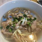 老辺餃子舘 - 豚肉と筍の細切り麺