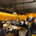 串焼き・野菜巻き工房 ひょーげもん - 店内は活気があって賑やか
ヒソヒソ話は出来ません、と言うか聞こえません。