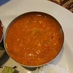 ＳＡＴＹＡＭ - ニンジン等が入ったスープ状のカレーで辛くない。日替わりランチ 880円