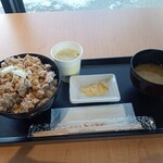 甲 - 料理写真:チャーマヨ丼500円