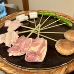 うかい鳥山 - メインの焼き物。ウカイドリ(静岡県御殿場市) のモモ肉と手羽中。野菜は、原木しいたけ、甘長(あまなが)ししとう、長葱。
      2024年2月22日