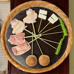 うかい鳥山 - メインの焼き物。ウカイドリ(静岡県御殿場市) のモモ肉と手羽中。野菜は、原木しいたけ、甘長(あまなが)ししとう、長葱。
                                2024年2月22日