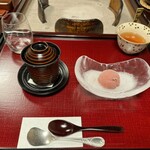 うかい鳥山 - 山ぶどうのシャーベット  あわふ (揚げ物) のおしるこ
      2024年2月22日