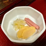 うかい鳥山 - 香の物。ピンク色のは、ハスの芽の梅酢漬け。小さいけど、レンコンような穴があいています。
      2024年2月22日