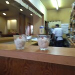 柚圭 - お店の雰囲気、テーブル席3席と、カウンター席があります。