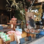 MANMA - 店内の焼き菓子の並んだ棚